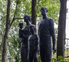 Die Familienstatue des Bildhauers Jack Harmon hat ein neues Zuhause im Creekhouse Courtyard auf Granville Island, nachdem sie mehrere Jahre eingelagert war.  Die Statue wurde ursprünglich Mitte der 1960er Jahre im Gebäude von Pacific Press in der 7th and Granville Street aufgestellt und dann in die Druckerei von Surrey verlegt, bis dieses Gebäude vor einigen Jahren stillgelegt wurde.