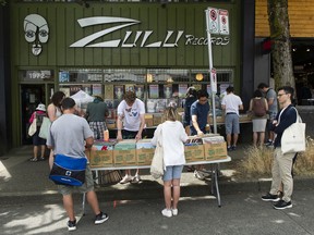 Die Leute sehen sich am Samstag bei Zulu Records die Aufzeichnungen an, als Tausende von Menschen an der Khatsahlano Street Party in der West 4th Avenue in Vancouver teilnahmen.  Die Veranstaltung, die sich über 10 Blocks entlang der West 4th Avenue erstreckt, ist Vancouvers größtes kostenloses Musik- und Kunstfestival und umfasst Unternehmen aus der Region.