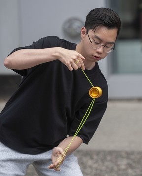 Harrison Lee, dreimaliger Canadian National Freestyle Yo-Yo Champion, tritt auf, als Tausende von Menschen am Samstag an der Khatsahlano Street Party in der West 4th Avenue in Vancouver teilnahmen.  Die Veranstaltung, die sich über 10 Blocks entlang der West 4th Avenue erstreckt, ist Vancouvers größtes kostenloses Musik- und Kunstfestival und umfasst Unternehmen aus der Region.