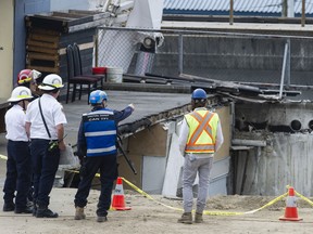 Rettungskräfte untersuchen am Freitag, den 15. Juli 2022, ein eingestürztes Parkhausdach in einem Geschäft am E. Broadway in der Nähe der Rupert Street in Vancouver.