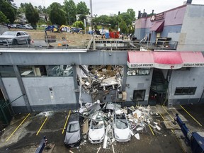 Rettungskräfte untersuchen am Freitag, den 15. Juli 2022, ein eingestürztes Parkhausdach in einem Geschäft am E. Broadway in der Nähe der Rupert Street in Vancouver, BC. Das Dach stürzte am Donnerstagnachmittag ein und brachte mehrere Menschen ins Krankenhaus.