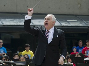 Aktenfoto des VSO-Dirigenten Bramwell Tovey, der Schulkinder führt.