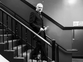 Aktenfoto: Bramwell Tovey geht eine Treppe von seinem Umkleideraum hinunter, um seine Galashow zum Auftakt seines letzten Monats mit dem VSO im Orpheum Theatre in Vancouver, BC, 31. Mai 2018, zu beginnen.