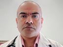 Amit Bhalla ist ein internationaler Mediziner, der auf einen Aufenthalt in BC wartet