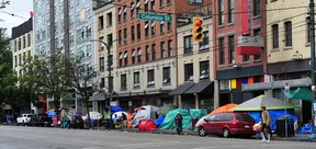 Vor dem Regent Hotel in der East Hastings Street werden am 6. Juli in Vancouver zwei Blocks lang Zelte auf den Bürgersteigen aufgestellt.