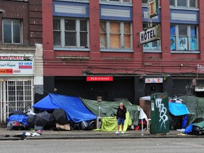 Vor dem Regent Hotel in der East Hastings Street werden am 6. Juli in Vancouver zwei Blocks lang Zelte auf den Bürgersteigen aufgestellt.