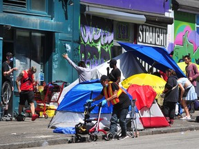 Szenen aus der Downtown Eastside (DTES), als am 21. Juli 2022 mehr als 130 Zelte in der E. Hastings St. in Vancouver aufgestellt werden.