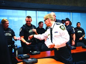 Undatiertes Handout-Foto von Chief Constable Norm Lipinski mit neuen Rekruten der Surrey Police Services (SPS).