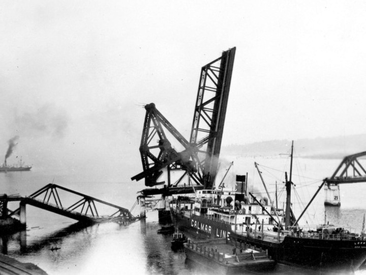  On April 24, 1930, the S.S. “Losmar” knocked down a span of the Second Narrows Bridge. Vancouver Archives AM54-S4-: Br P9.5. [PNG Merlin Archive]