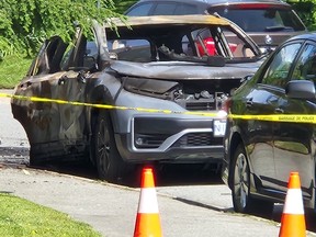 Une voiture a été retrouvée en train de brûler dans le quartier Blueberry Hill de Whistler dimanche après-midi.