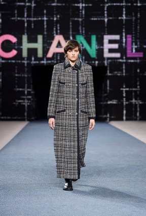 Look 42 from the Chanel Fall-Winter 2022/23 Ready-to-Wear Collection.