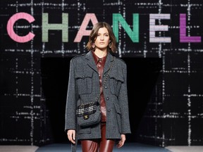 Look 50 from the Chanel Fall-Winter 2022/23 Ready-to-Wear Collection.