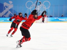 BEIJING, CHINE - 17 FÉVRIER: Sarah Nurse # 20 d'Équipe Canada réagit à un but de Marie-Philip Poulin # 29 en deuxième période lors du match pour la médaille d'or de hockey sur glace féminin entre Équipe Canada et l'équipe des États-Unis le jour 13 du Pékin Jeux olympiques d'hiver de 2022 au centre sportif de Wukesong le 17 février 2022 à Pékin, en Chine.