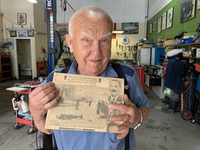 Der Mechaniker Joe Mizsak aus Vancouver ist auf einem berühmten Foto der ungarischen Revolution von 1956 zu sehen.  Hier hält er das Foto in seinem Laden.