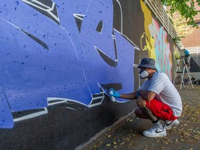 Der Graffiti-Künstler Jnasty arbeitet am Samstag beim Holden Courage Graffiti Jam im Rahmen des Vancouver Mural Festival in Vancouver an einer Kreation.