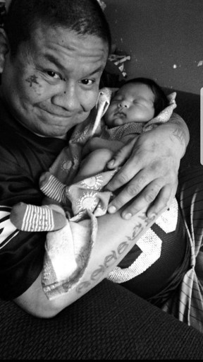 Chris Amyotte mit seinem Enkelkind.