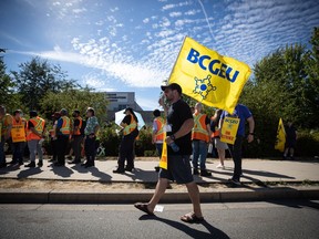 Mitglieder der British Columbia General Employees' Union Streikposten am Montag, den 15. August 2022, vor einer BC Liquor Distribution Branch in Delta, BC.