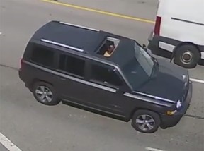 Dieser dunkelgraue SUV, wahrscheinlich ein Jeep Patriot, wird bei der Fahrerflucht vermutet.