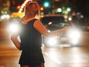 Eine Sexarbeiterin auf den Straßen der Innenstadt von Eastside.  Während Gewalt eine alltägliche Angst ist, sind Straßenarbeiter nach den jüngsten Gewalttaten in der Nachbarschaft besonders nervös.