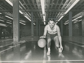 Der ehemalige UBC-Basketballstar Pat McGeer probiert den neuen Basketballboden des Pacific Coliseum aus, der für ein Ausstellungsspiel zwischen Seattle und Baltimore installiert werden sollte.
