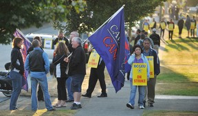 Regierungsangestellte führen am 5. September 2012 einen eintägigen Streik im LCB-Lagerhaus am East Broadway in Vancouver durch.