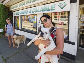 Bianca Mercato mit ihrem Hund Tina Marie.  Anwohner, die während des Skytrain-Baus in Vancouver, BC, am 8. August 2022 am West Broadway leben und/oder arbeiten.