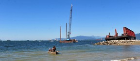 Szenen aus der English Bay beim Abbau des Lastkahns am 8. August 2022.