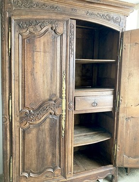 A cupboard built in 1777 belonging to Alexander Thomas de Halmy. Martin Cichocki had to hire a carpenter to take it apart for shipping.