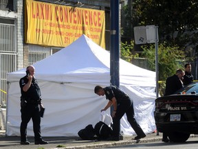 Die Polizei von Vancouver in der East Hastings Street, 300 Blocks, nachdem Beamte eine Sitzsackpistole auf eine Person eingesetzt hatten, die später am 22. August auf dem Bürgersteig starb.