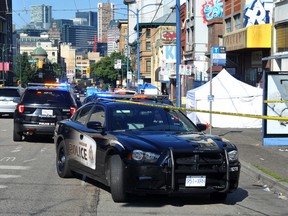 Die Polizei von Vancouver in der East Hastings Street, 300 Blocks, nachdem Beamte eine Sitzsackpistole auf eine Person eingesetzt hatten, die später am 22. August auf dem Bürgersteig starb.