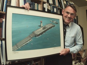 Pat McGeer, ein ehemaliger Kabinettsminister von Socred, mit einer alten Künstlerzeichnung einer schwimmenden Brücke.