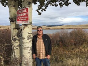 Rick McGowan im Jahr 2019 mit dem Nicola Valley Fish and Game Club ist ein scharfer Kritiker der No Trespassing-Schilder auf der riesigen Douglas Lake Ranch, die dem US-Milliardär Stan Kroenke gehört.  Jetzt bietet ein neues Buch Erholungssuchenden wie McGowan einen Weg, rechtmäßig und verantwortungsbewusst Zugang zu den Land- und Wasserstraßen des Landes zu erhalten.