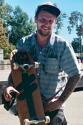 Christopher Robbins-Williams starb 2020 im Alter von 28 Jahren. Seine Mutter Sandra Williams versucht, ihm zu Ehren eine Gedenkbank in einem Skatepark in Surrey aufzustellen.  Williams Familienfoto