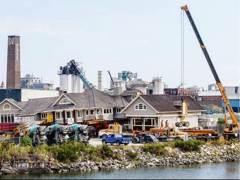 【kiki】house on the hill 2024ss S/STee Large and luxurious house gets a barge ride from Saanich to