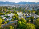 Architekturdarstellung, die zeigt, wie das Gebiet um den 3600-Block des Angus Drive in Shaughnessy aussehen könnte, wenn die von OneCity vorgeschlagene Wohnungspolitik umgesetzt würde, die sechsstöckige Apartmentgebäude in allen Wohnvierteln von Vancouver zulässt.