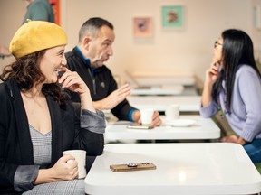 Melissa Oye, Joy Lesperance y Manami Hara actúan en la pieza teatral de siete miniaturas de las locaciones, The Café. Trabaja en Kafka del 11 al 22 de octubre.