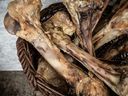 Aktenfoto eines Korbs voller gekochter Knochen.  Ein Ehepaar aus Vancouver sagt, dass sie mit einer hohen Tierarztrechnung konfrontiert wurden, nachdem ihr Hund gekochte Schweinshaxen gegessen hatte.