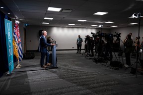 BC Premier John Horgan spricht am 16. September 2022 auf dem Kongress der Union of BC Municipalities in Whistler, BC, vor Reportern. Foto: Scott McAlpine, UBCM