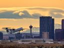 WestJet Q400 startuje z międzynarodowego lotniska Calgary w czwartek, 18 listopada 2021 r.
