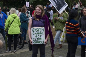 Verschiedene Gruppen, die sich mit der Umwelt befassen, versammeln sich am Freitag, den 23. September 2022, im Coal Harbour Park in Vancouver zum Global Day of Action.