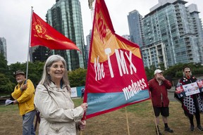 Verschiedene Gruppen, die sich mit der Umwelt befassen, versammeln sich am Freitag, den 23. September 2022, im Coal Harbour Park in Vancouver zum Global Day of Action.