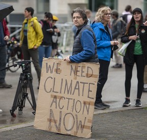 Verschiedene Gruppen, die sich mit der Umwelt befassen, versammeln sich am Freitag, den 23. September 2022, im Coal Harbour Park in Vancouver zum Global Day of Action.