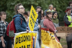 Verschiedene Gruppen, die sich mit der Umwelt befassen, versammeln sich am Freitag, den 23. September 2022, im Coal Harbour Park in Vancouver zum Global Day of Action.