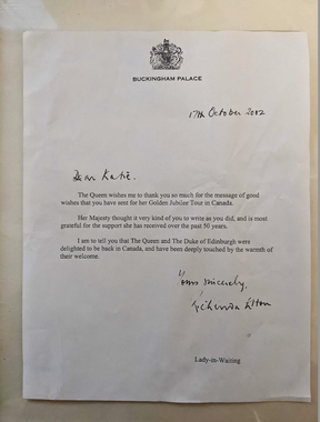 C'est le message que Katie Holness a reçu du palais de Buckingham après que feu la reine Elizabeth II ait offert des fleurs en 2002.