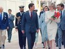 Prinz Charles, der Prinz von Wales, und Diana, Prinzessin von Wales, besuchen während ihres Besuchs im Mai 1986 die SkyTrain-Station Waterfront.  