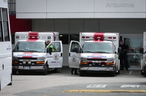 Sanitäter und Krankenwagen werden am Montag, den 30. Mai 2022, vor der Notaufnahme des Burnaby Hospital in Burnaby gesehen.