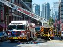 Feuerwehrleute aus Vancouver haben am Freitag, den 9. September 2022 ein Feuer in einem Gebäude im Block 200 der Keefer Street in Vancouver, BC, gelöscht. (Foto von Jason Payne/PNG)