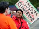 Die Kandidatin der NDP-Führung, Anjali Appadurai, nahm am Samstag in Burnaby an einem Protest gegen die Erweiterung der Trans Mountain Pipeline teil.