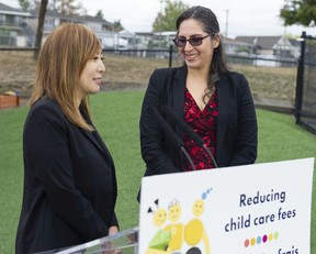 Katrina Chen, ministre d'État à la Garde d'enfants de la Colombie-Britannique, s'entretient avec Tania Cubells (à droite) vendredi à Cascade Heights YMCA Child Care à Burnaby.