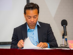 Ken Sim, der Bürgermeisterkandidat von ABC Vancouver, bei der Versammlung und Debatte im Rathaus von Chinatown am Samstag im SUCCESS Centre.